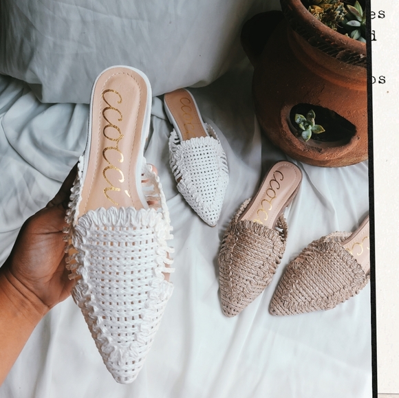 Shoes - 🚨LAST PAIR// White canvas flats